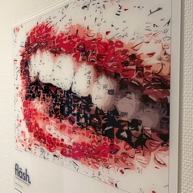 Moderne Wandkunst mit abstraktem roten Lippenmotiv und Zähnen als dekoratives Gestaltungselement in den Räumlichkeiten der Zahnarztpraxis am Stadtpark in Lübeck.